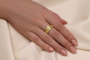 תכשיט לנערה